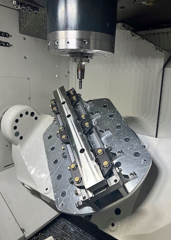 Intérieur du centre d'usinage vertical TRIAX Precision Manufacturing VARIAXIS i-800 NEO